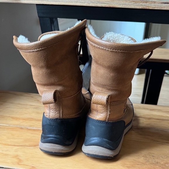 UGG Adirondack lll Tan and Black Fur-Lined Boots - Picture 3 of 6